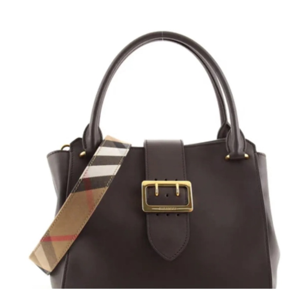 Burberry Buckle Tote Leather
Medium Brown like New comes with featured dustbag - Picture 4 of 5